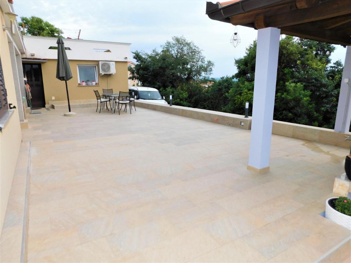Apartman "Sabine Red" With Heated Pool Omišalj Zewnętrze zdjęcie