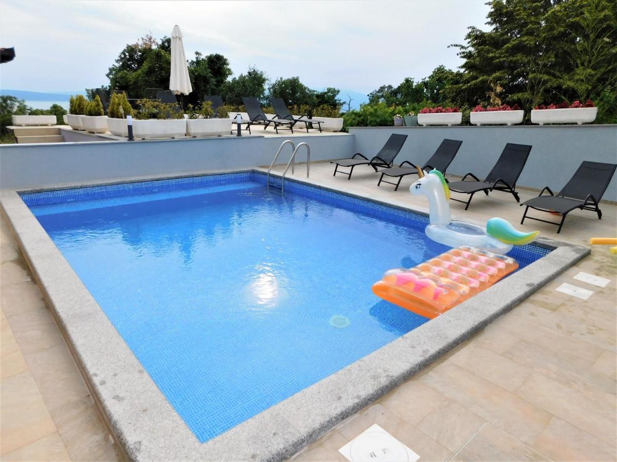 Apartman "Sabine Red" With Heated Pool Omišalj Zewnętrze zdjęcie