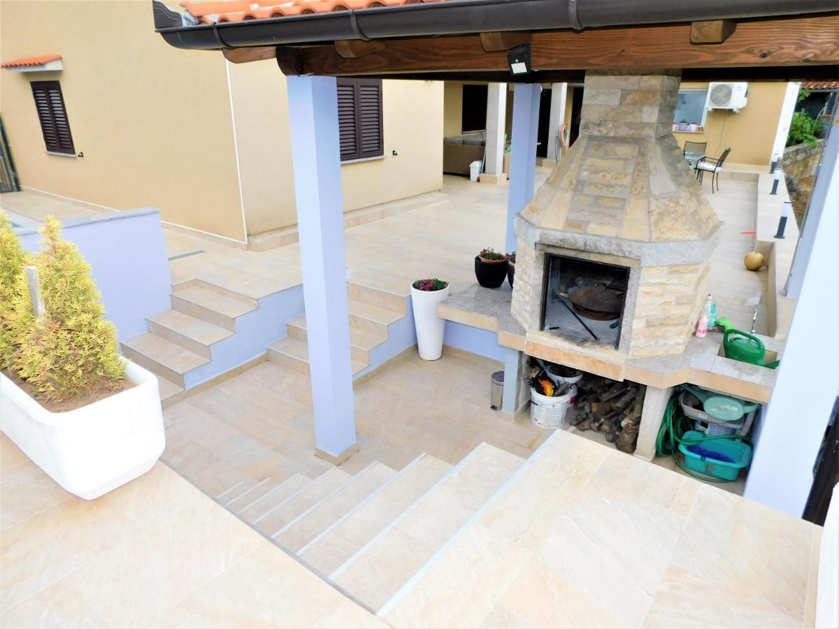 Apartman "Sabine Red" With Heated Pool Omišalj Zewnętrze zdjęcie