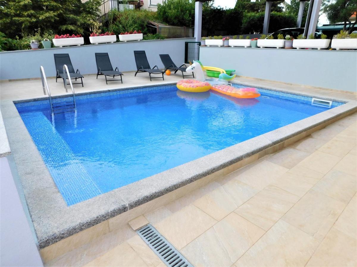 Apartman "Sabine Red" With Heated Pool Omišalj Zewnętrze zdjęcie