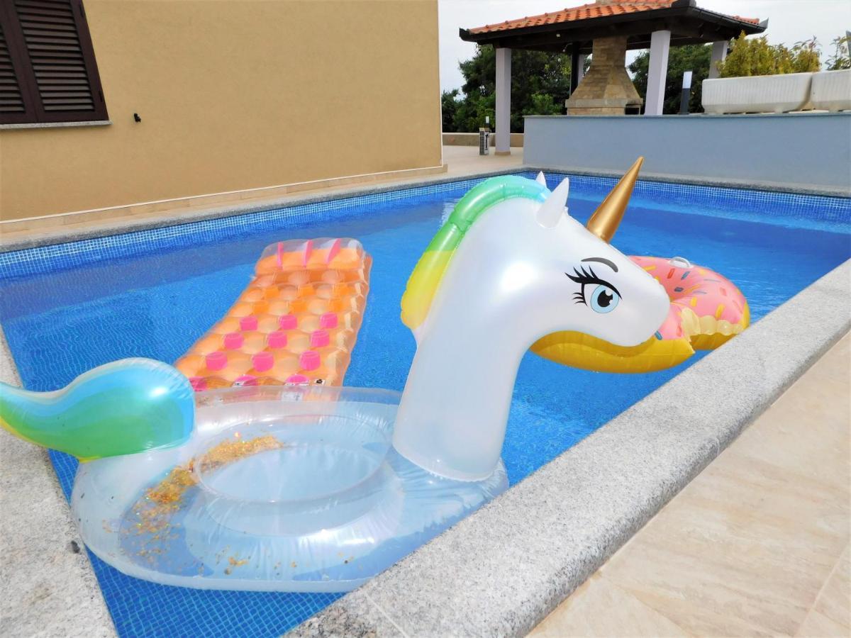 Apartman "Sabine Red" With Heated Pool Omišalj Zewnętrze zdjęcie