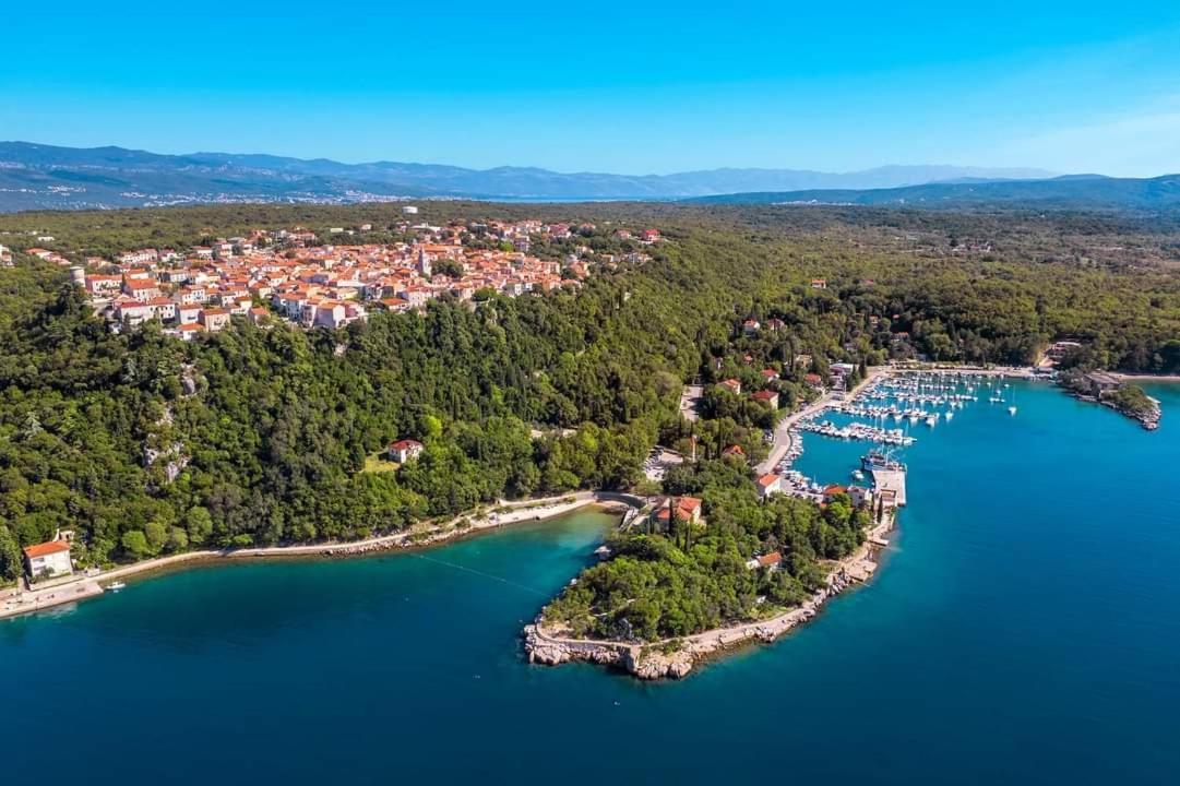 Apartman "Sabine Red" With Heated Pool Omišalj Zewnętrze zdjęcie