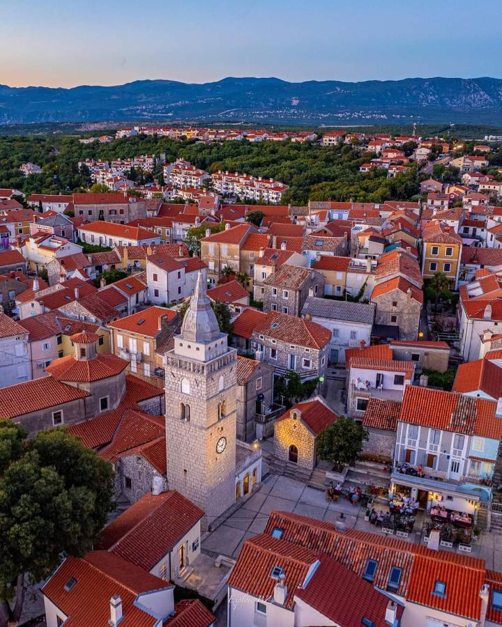 Apartman "Sabine Red" With Heated Pool Omišalj Zewnętrze zdjęcie