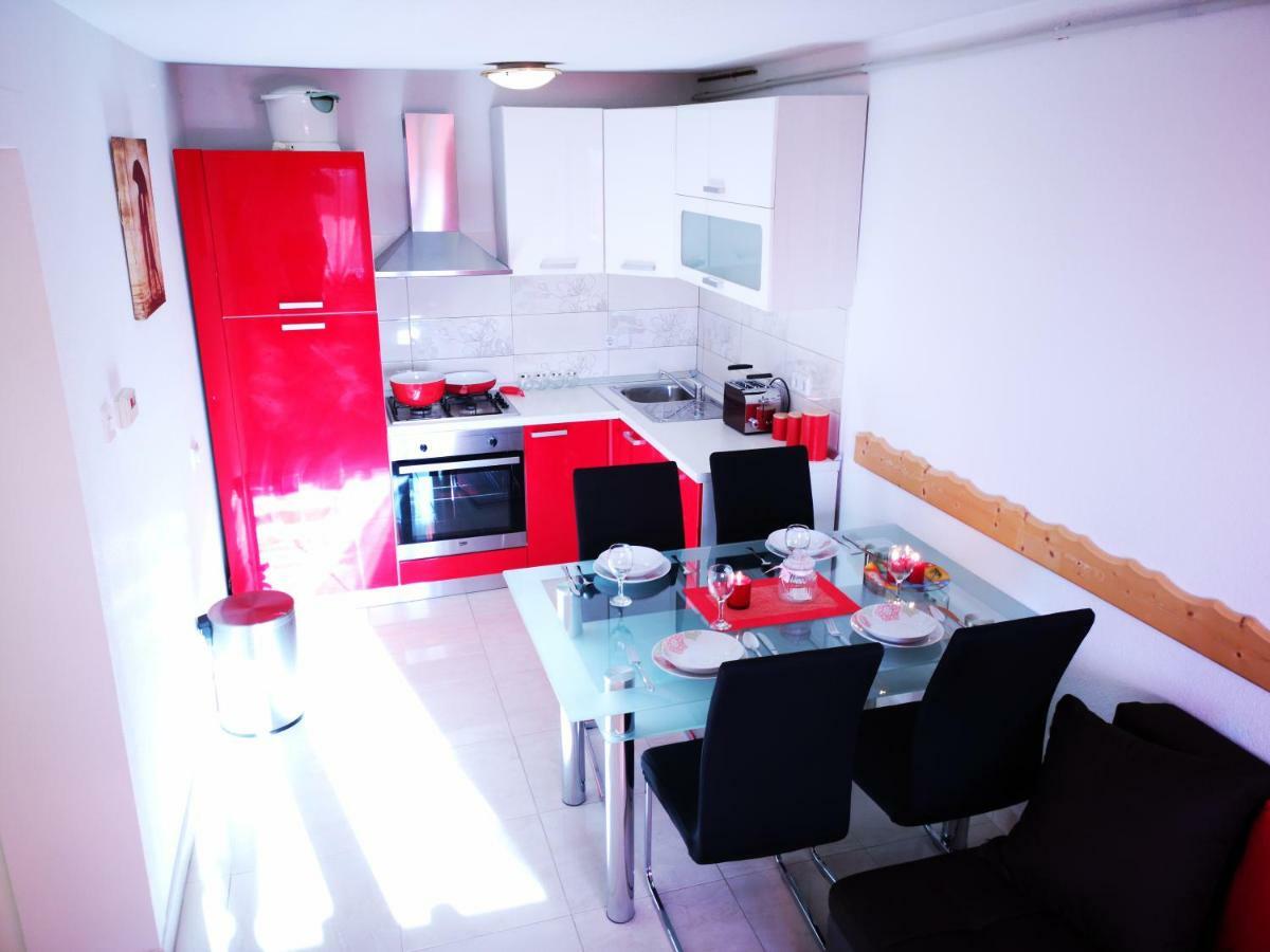 Apartman "Sabine Red" With Heated Pool Omišalj Zewnętrze zdjęcie