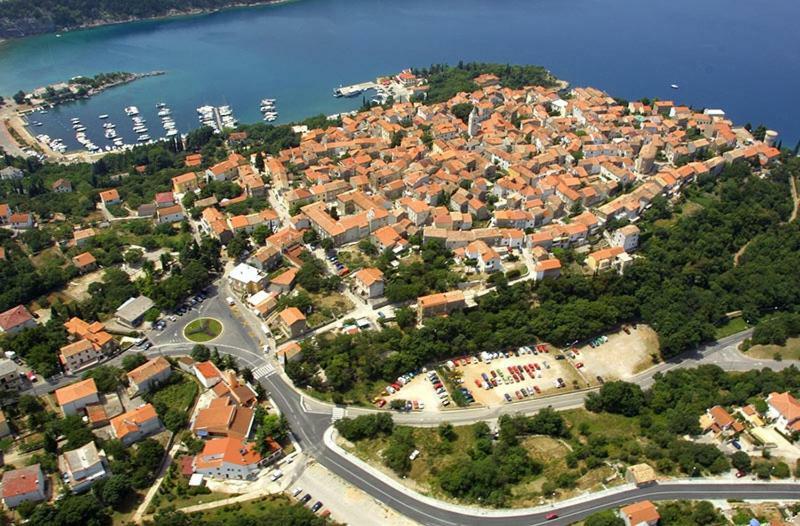Apartman "Sabine Red" With Heated Pool Omišalj Zewnętrze zdjęcie