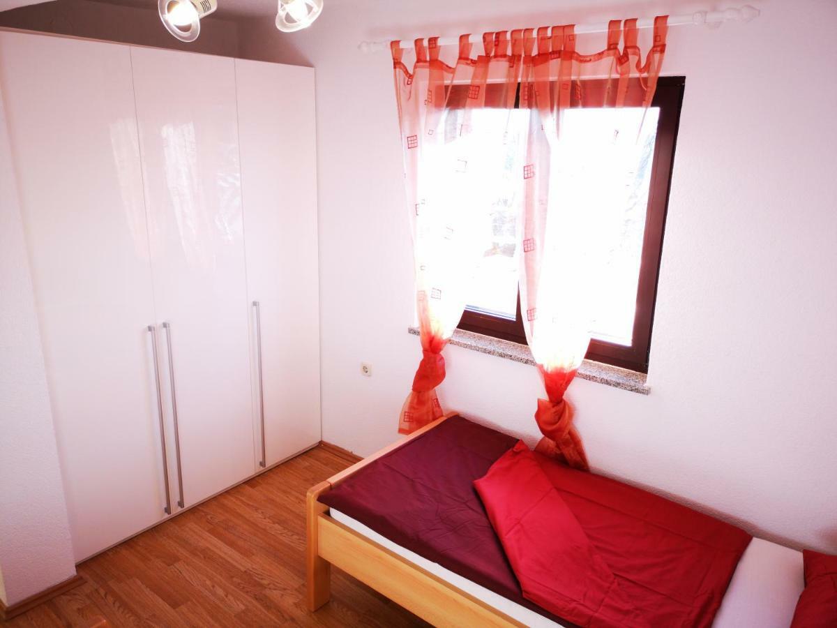 Apartman "Sabine Red" With Heated Pool Omišalj Zewnętrze zdjęcie