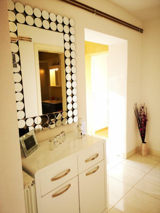 Apartman "Sabine Red" With Heated Pool Omišalj Zewnętrze zdjęcie