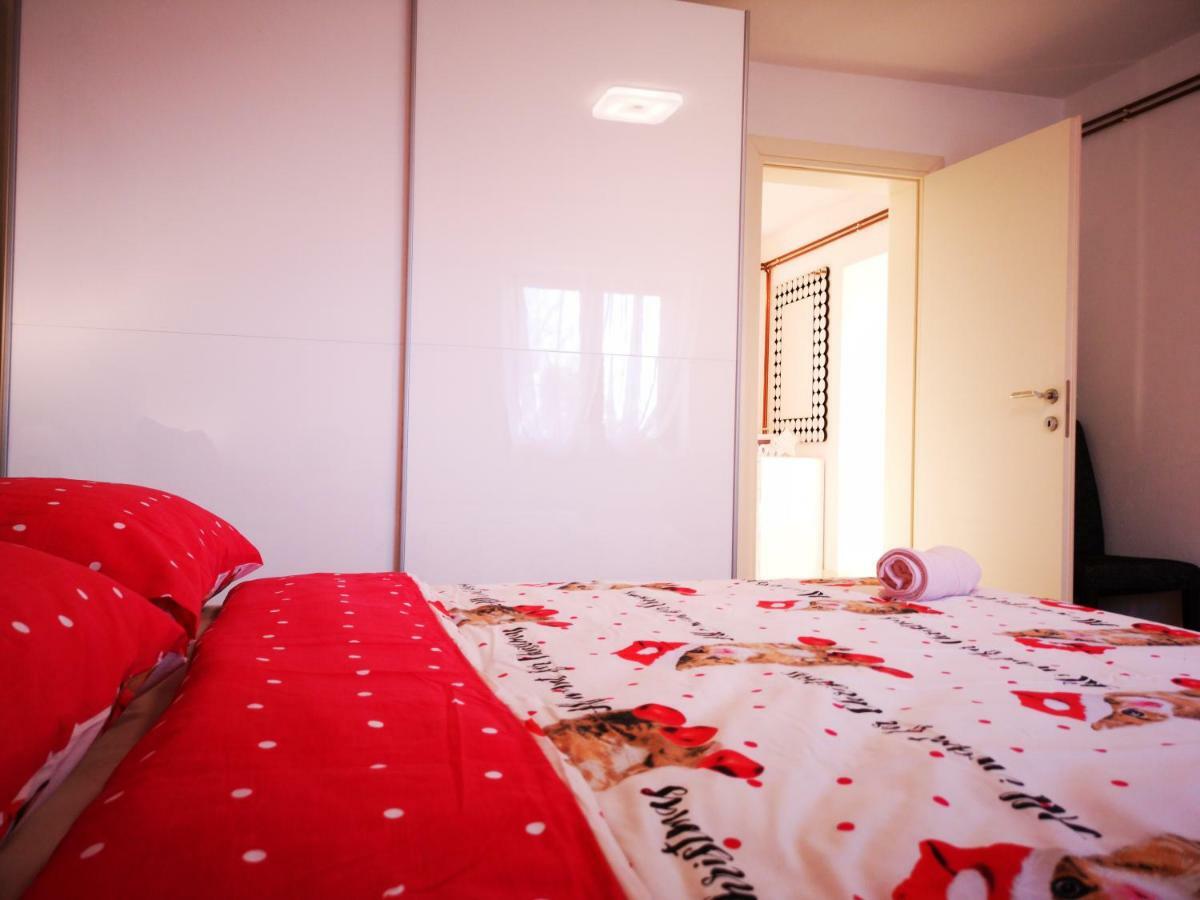 Apartman "Sabine Red" With Heated Pool Omišalj Zewnętrze zdjęcie
